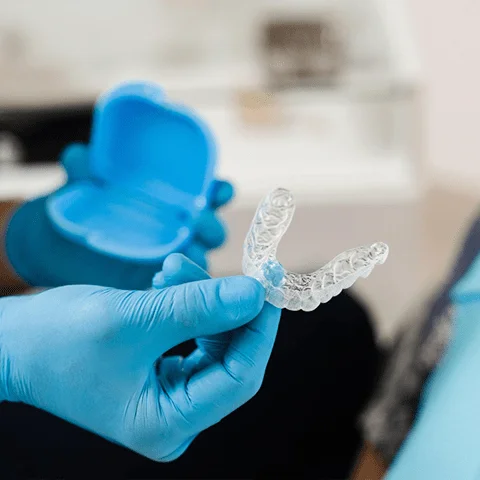 Moldeira de silicone personalizada para clareamento dental caseiro, entregue a paciente da OrthoStudio em Sorocaba-SP